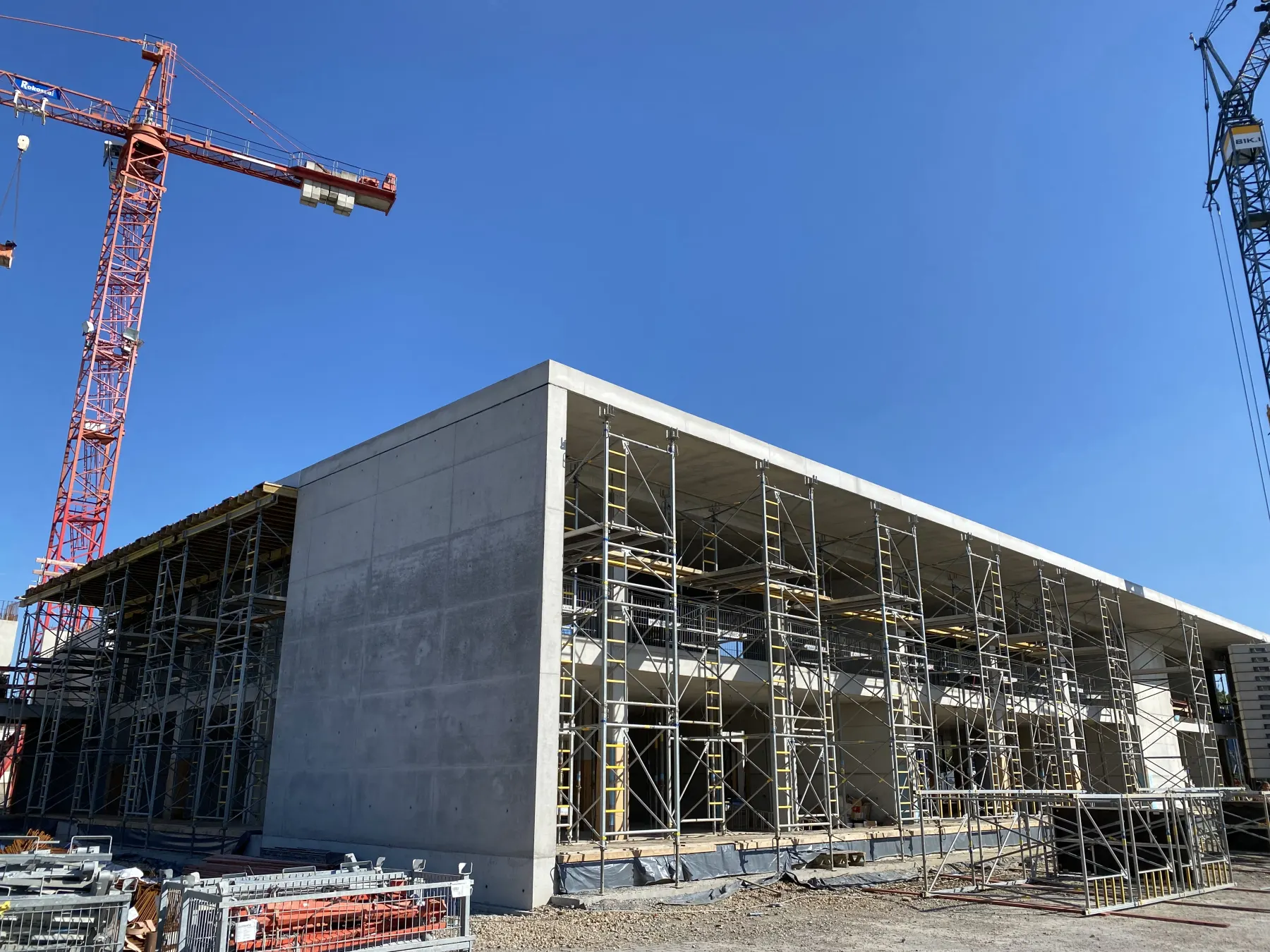 Weit gespannte Sichtbetondecke im Rohbau des TECE-Neubaus in Emsdetten