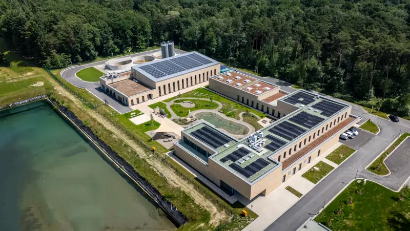 Luftaufnahme der Gesamtanlage des Wasserwerks Hornheide am Wasserbecken