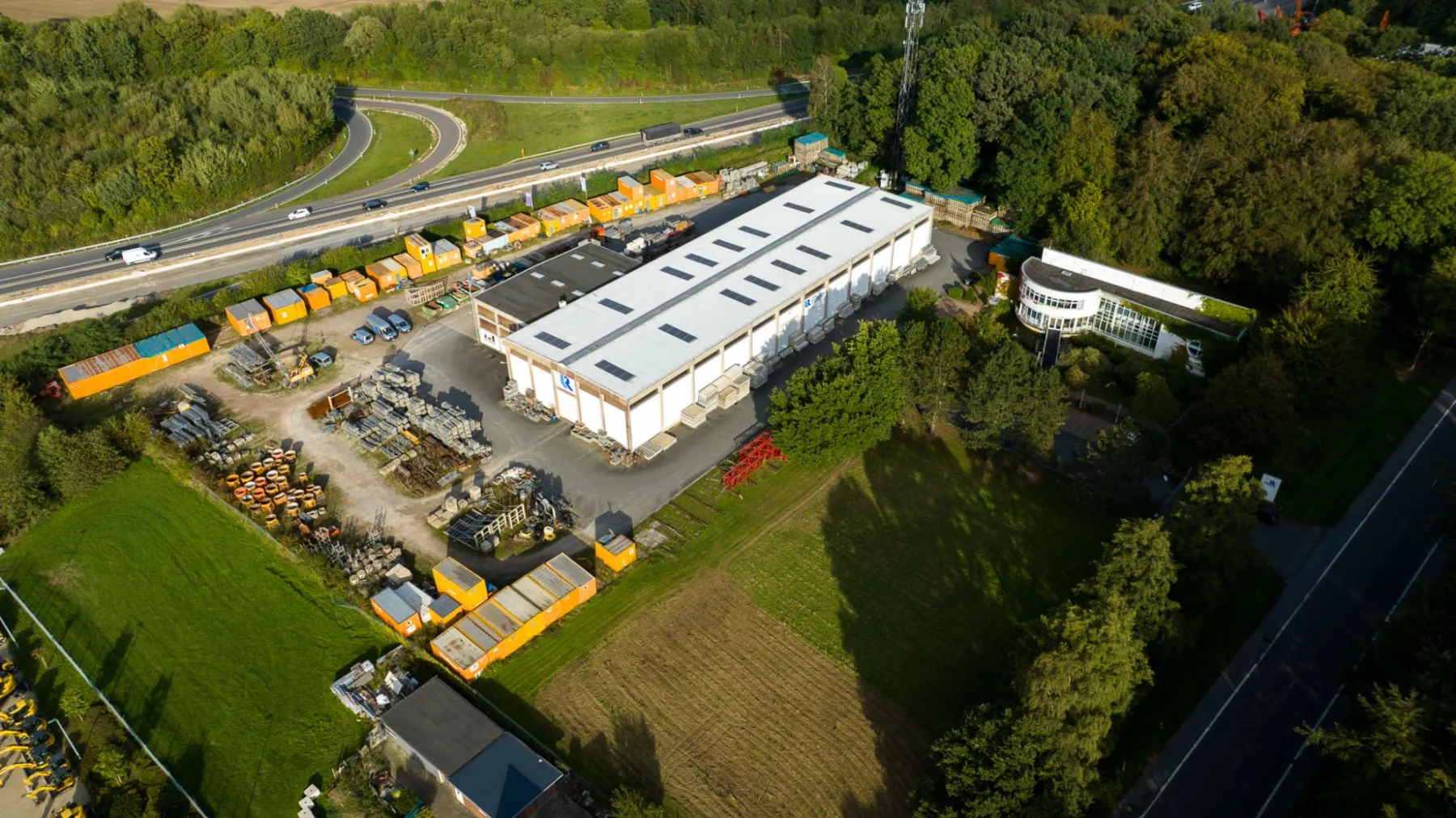 Luftaufnahme des Betriebsgeländes von Läer und Rahenbrock am Harderberg mit Bauhofhalle, Lagerflächen und Verwaltungsgebäude